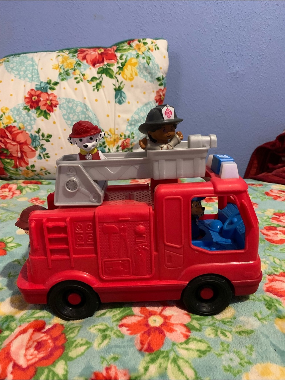 Fisher Price Musical Talking Fire Truck And Little People Characters